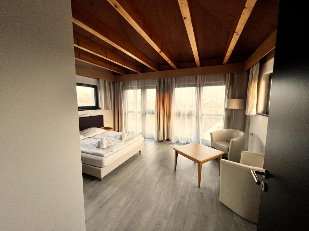 Hotel Zabcice Eksteriør billede